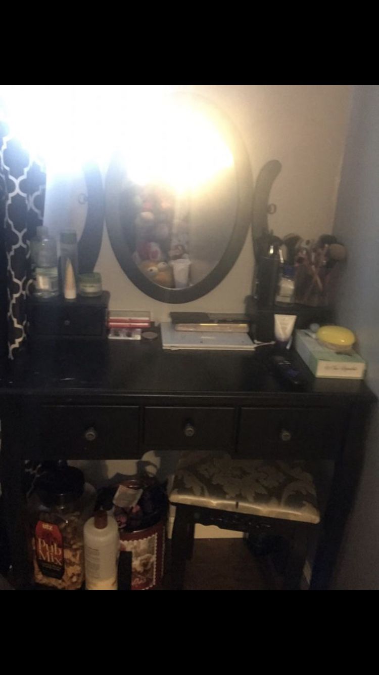 Makeup vanity