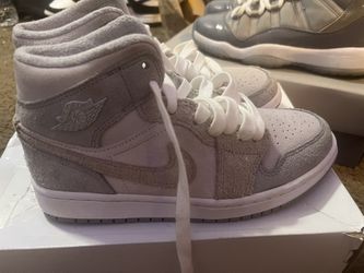 Woman’s Air Jordan 1 Mid Se