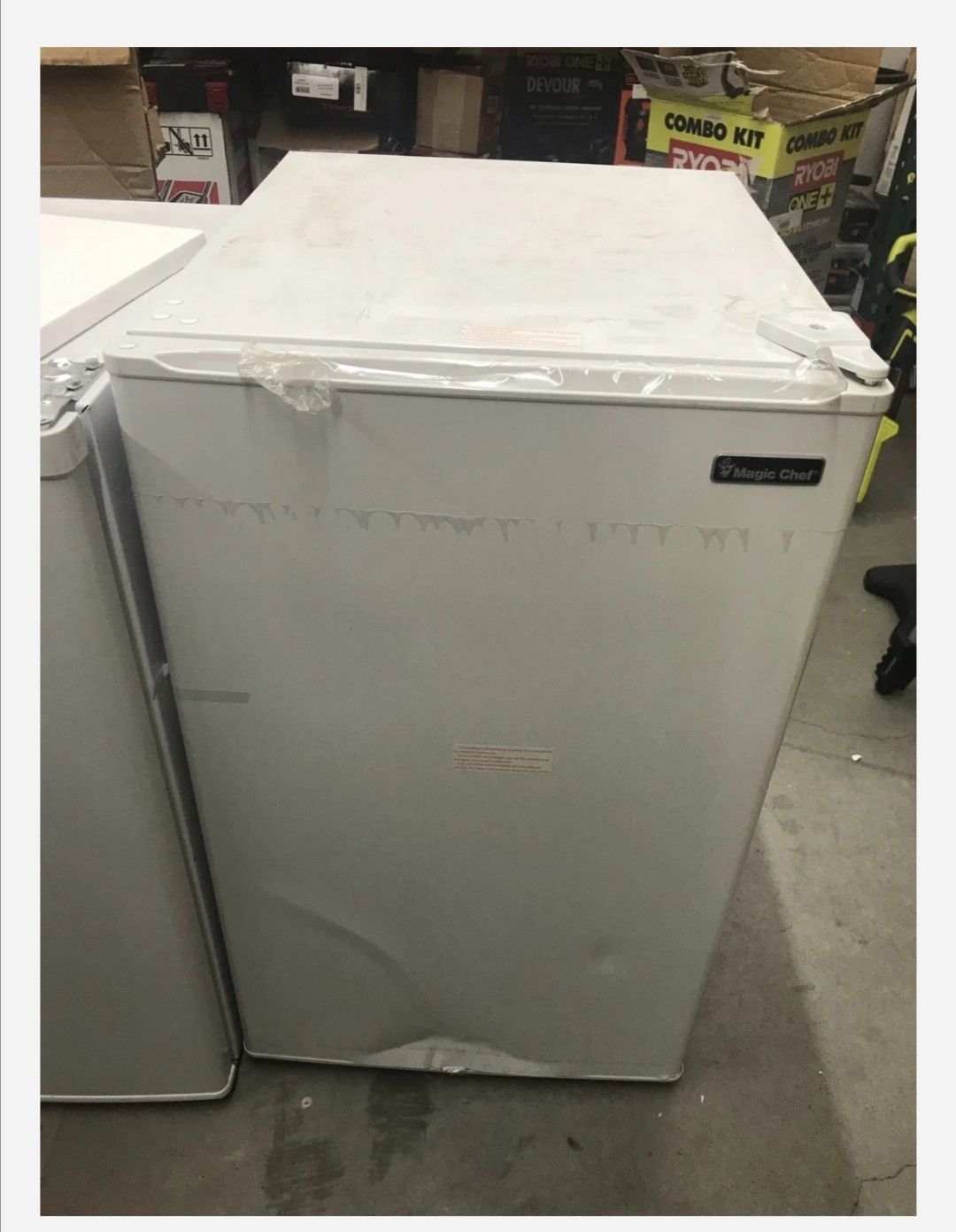 Magic Chef 4.4 cu. ft. Mini Fridge in White for Sale in Houston, TX OfferUp