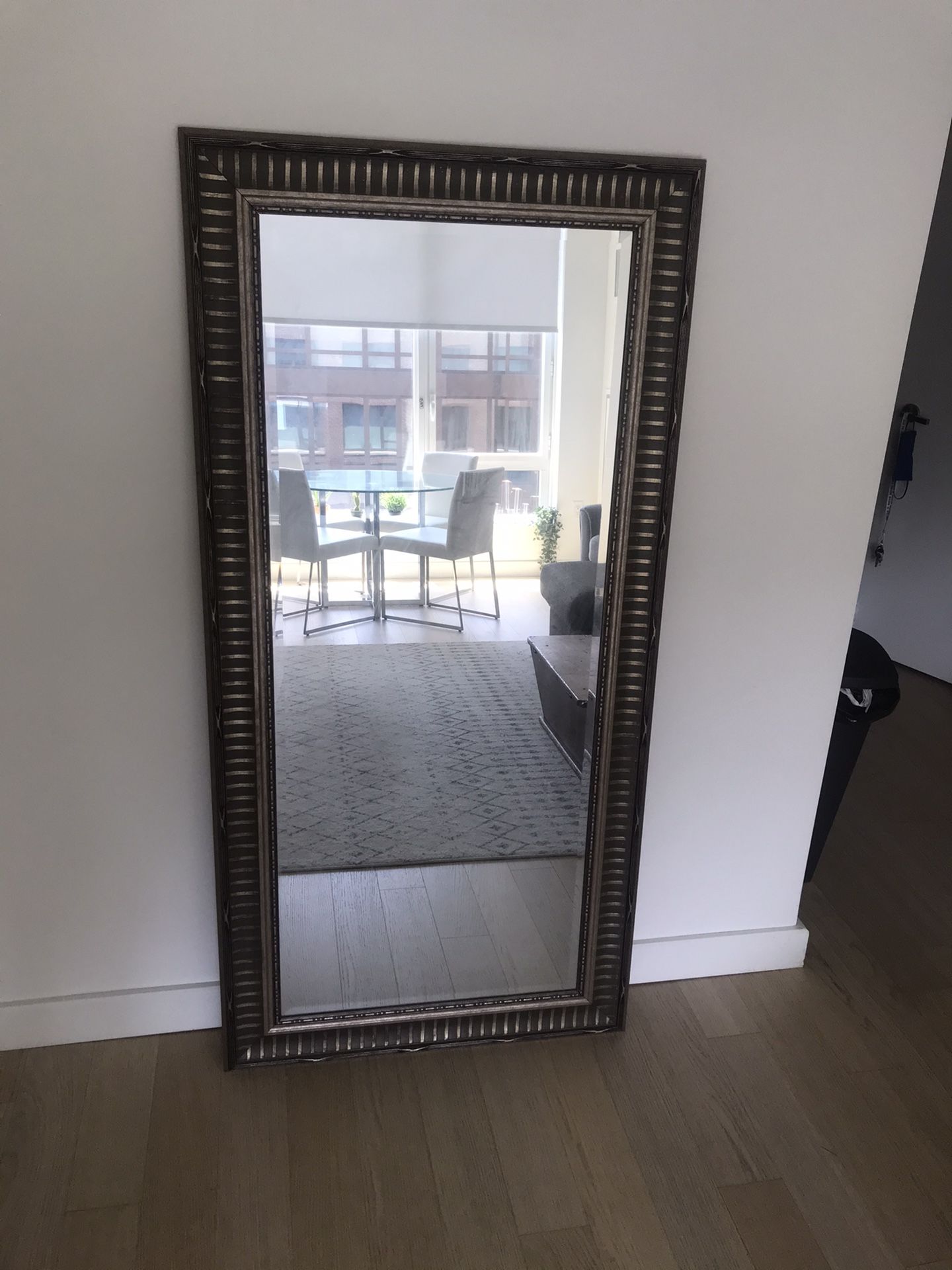 Standing floor mirror