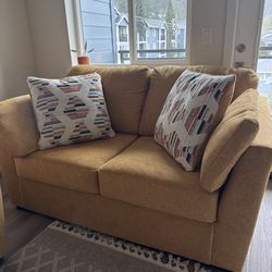 Keerwick Loveseat with Decorative Pillows