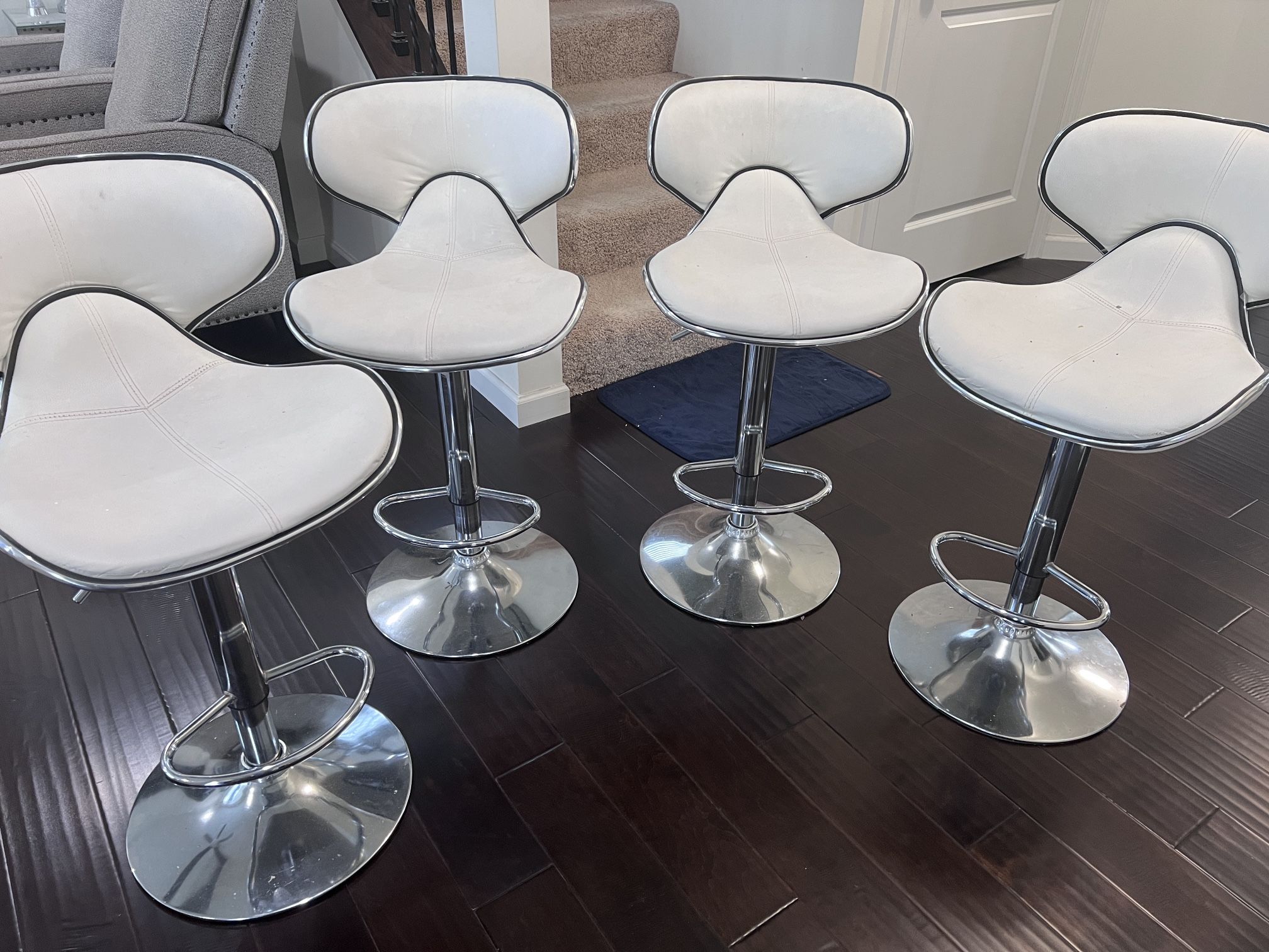 Bar Chairs Set Of 4 In Very Good Condition