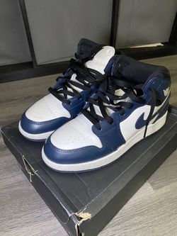 Navy blue Jordan 1’s size 7