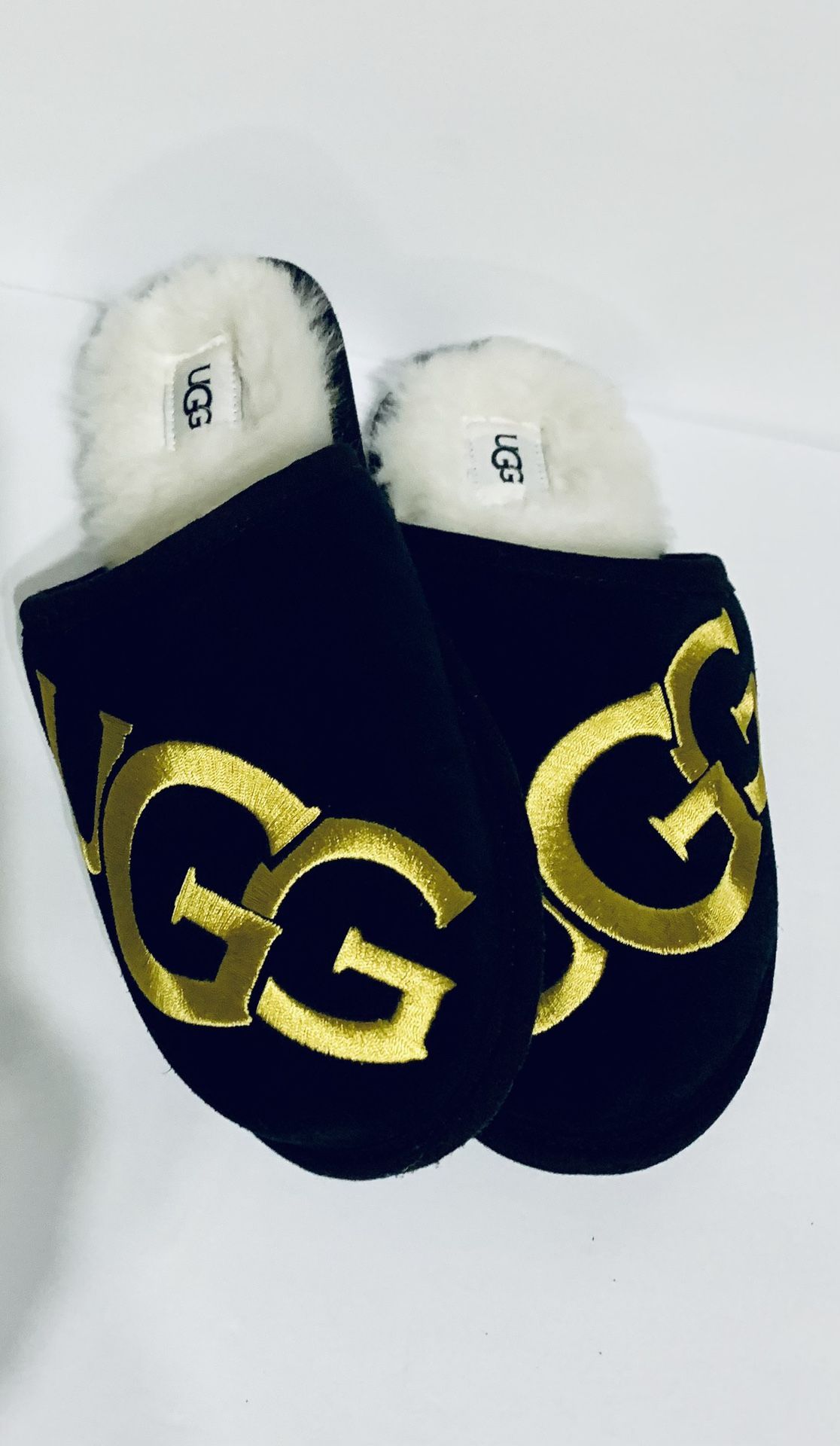 UGG MEN'S Logo SLIPPERS (size 8)