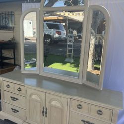 Dresser With Attachable Mirror