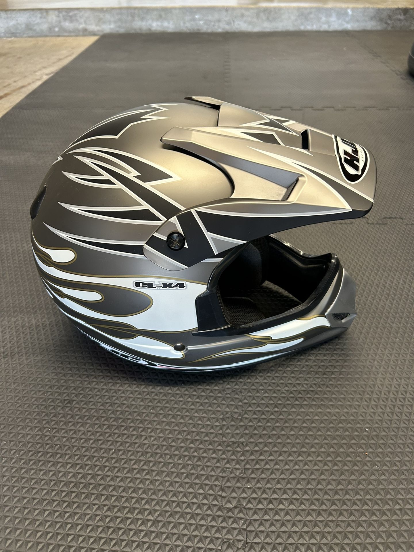 shoei rf 1200 3xl RF-1200 Variable Helmet Model:TOR50HGA Black + Accent Maud Borup Hooked on SHOEI implemented its 55