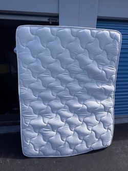 Queen mattress (like new)