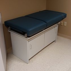 Exam Table In Excellent Condition 