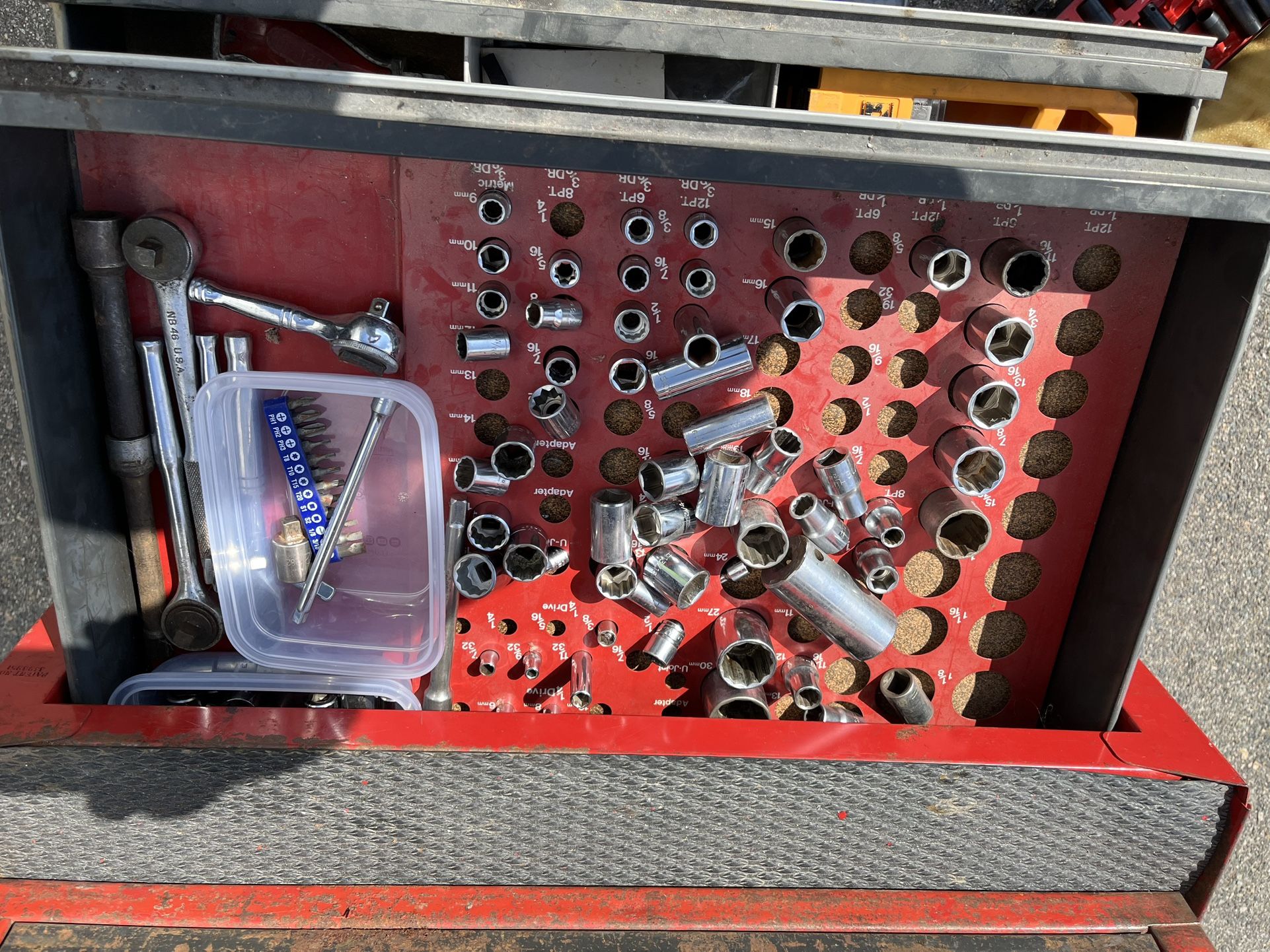 Rollaway tool chest with drawers