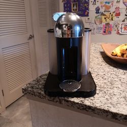 cafetera y espresso Nespresso Vertuo (cromada).