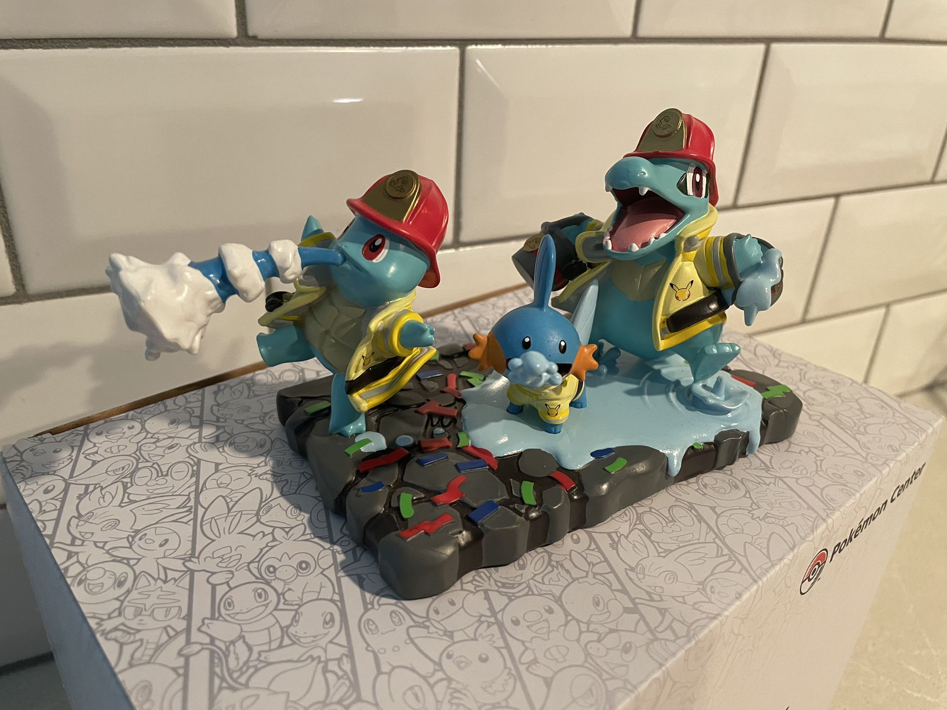 Squirtle Cooling Down the Crowd Parade Statue *BRAND NEW MINT* 25th Anniversary Pokemon Mudkip Totodile Pokémon Figure