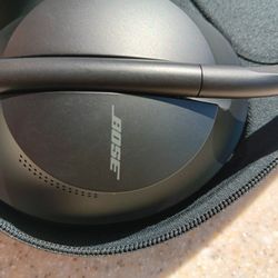 Bose 700 Wireless Noise Canceling Headphones 