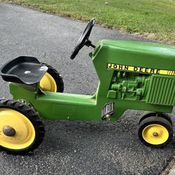 ERTL Model 520 Pedal Tractor With Cart