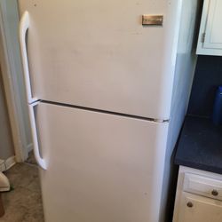 Fridge With Ice Maker