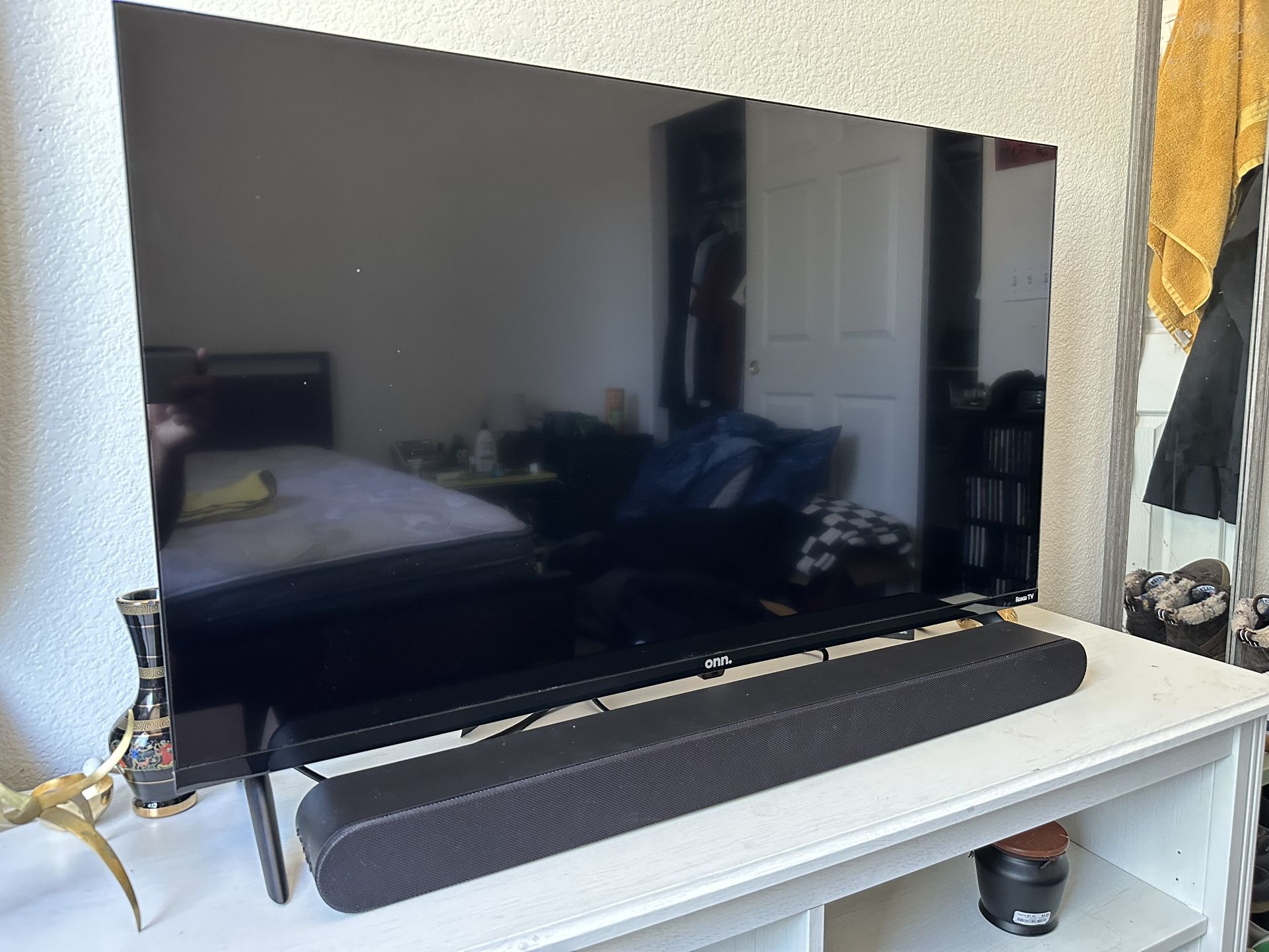 43” Inch Roku TV With Soundbar