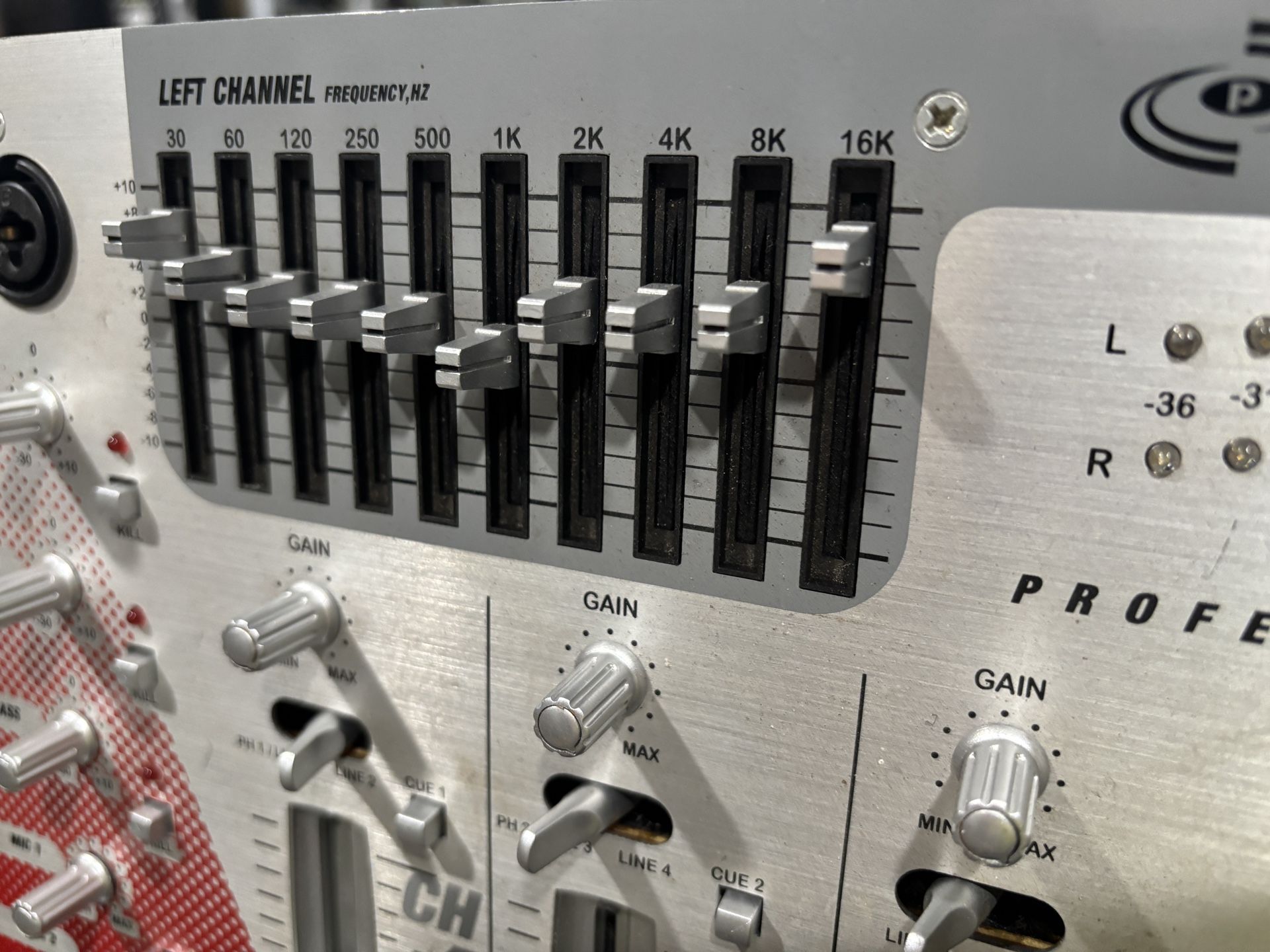 PYLE Pro PYD 1918  4 Channel Prof Mixer with EQ 