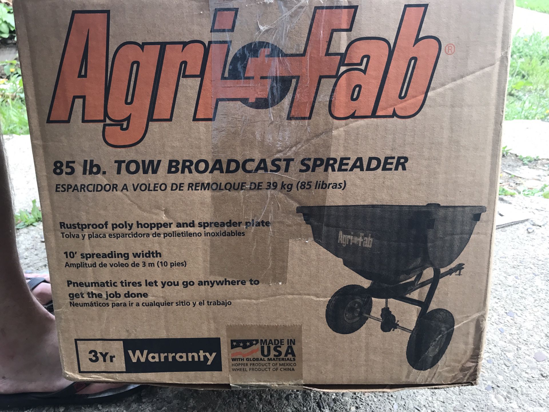Agri fab 85 lb. Tow Behind Spreader (open box!!! Like new!!!)