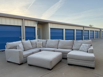 DELIVERY AVAILABLE πππ Super nice 3 piece sectional w ottoman