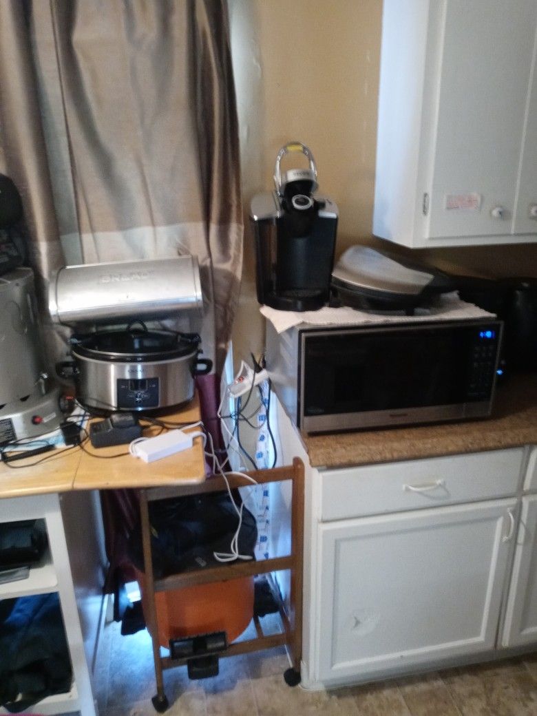 Kitchen Lot Panasonic Cyclonic Microwave Oven One Keurig George Foreman Xl One 7 Qt Crk Pot One Bread Box