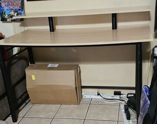 Computer Desk/ Escritorio de Computadora