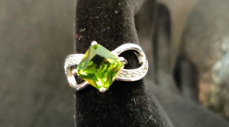 Beautiful Princess Cut Green Peridot Sterling Silver Woman's size 8 ring stone measures 8x8mm weighs 2.8 grams