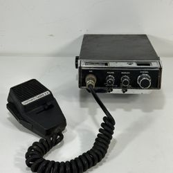 Vintage Midland 77-830 ~ 40 Channel CB Radio with Mic ~ Power On / UNTESTED