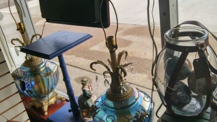 Set of 2 vintage... Lamps.