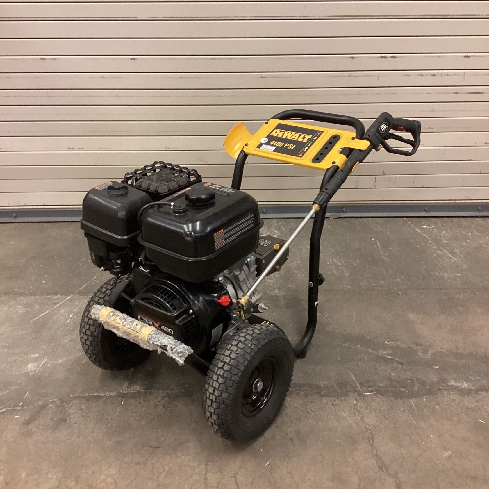  DEWALT 4400 PSI 4.0 GPM Gas Cold Water Pressure Washer with DEWALT 420cc Engine 