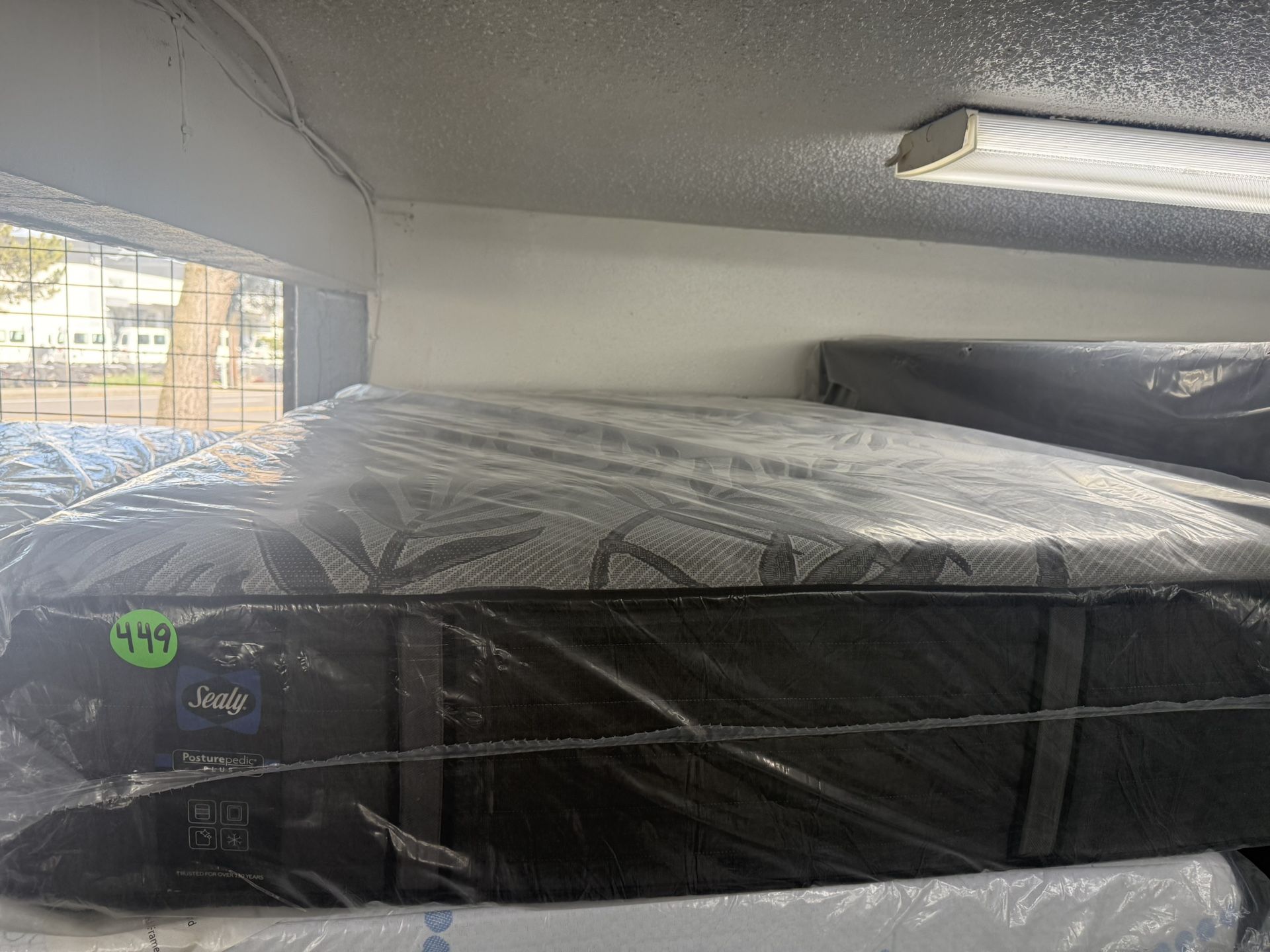 FULL SIZE SEALY POSTUREPEDIC PLUS MATTRESS & BOX SPRING BED SET