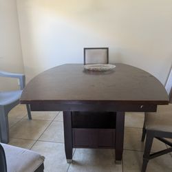 Extendable dining table (seats 6 to 8) 