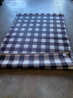 New Outdoor rug 5’ x 8’ black & white Buffalo check