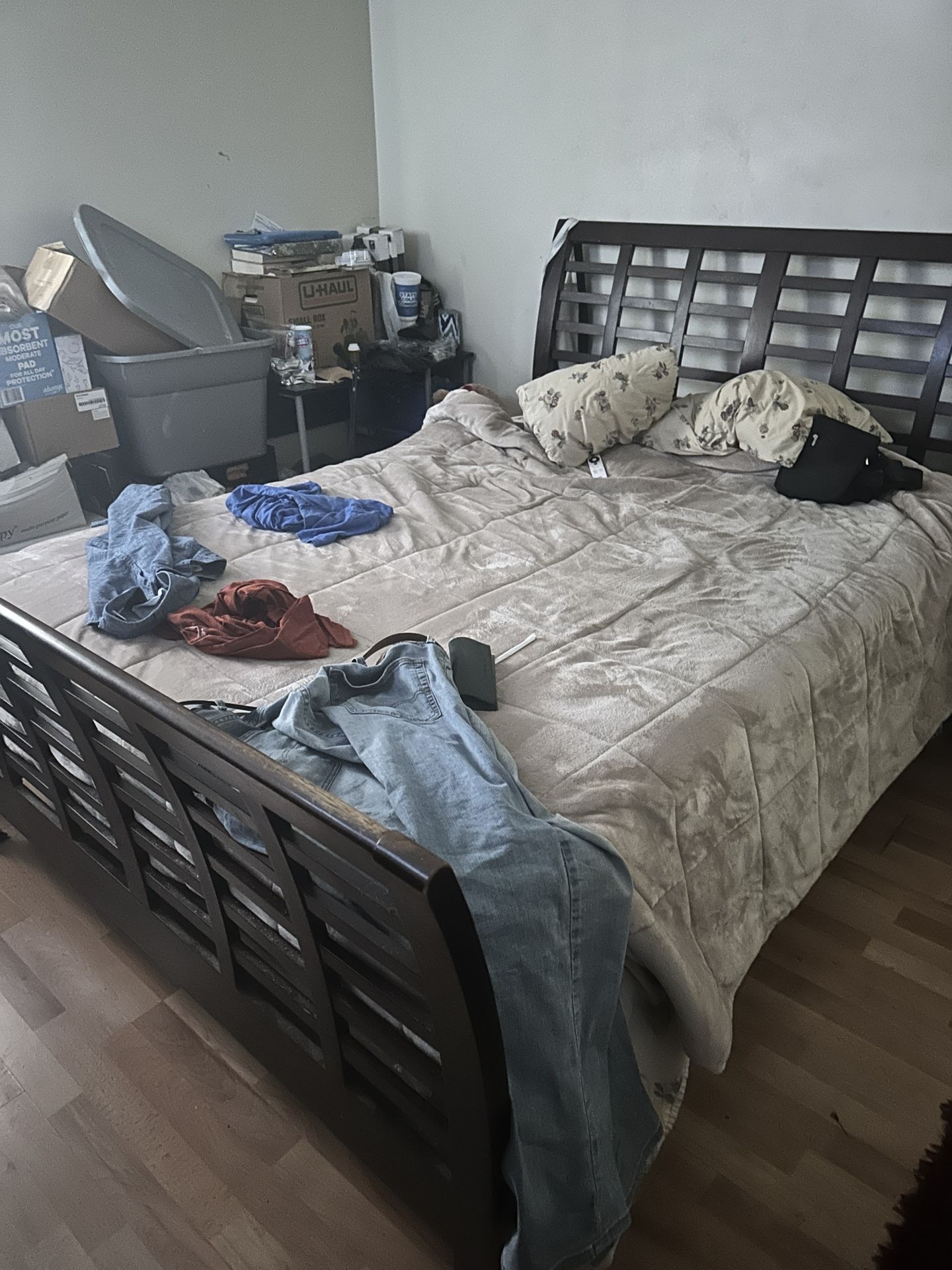 Queen Bed/Dresser/Nightstand Set $450