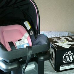 Carseat Graco Snugride 35 Lite. With Newborn All Good Brand Diapers