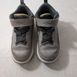 Jordan Max Aura 5 preschool boys' basketball shoes in grey with a hook-and-loop strap closure.  Size 12c US