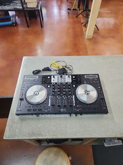 Numark NS6 4 Chanel DJ Controller