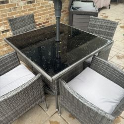 Table With 4 Chairs 