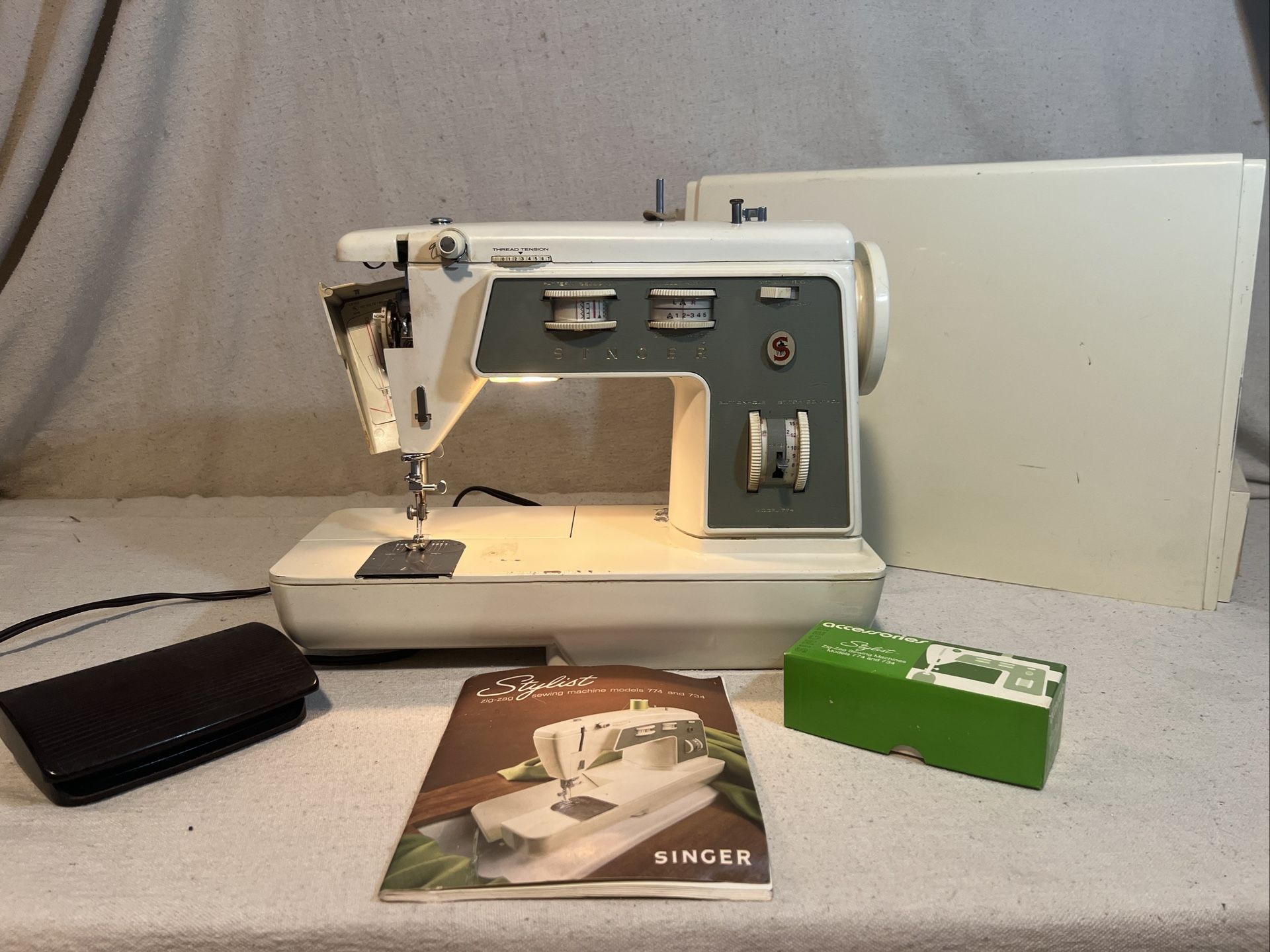 Vintage Singer Zig Zag Model #774 Sewing Machine Tested Gray Beige + Accessories