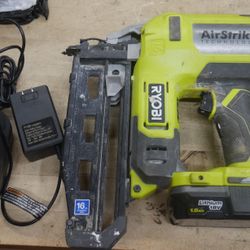 RYOBI 16GA STRAIGHT  NAIL GUN  P326 W 1 BATTERY AND CHARGER USED 886629-1 