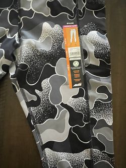 Avia Women's Gray Black Camouflage Fashion Capri Leggings Size M (8-10) for  Sale in Chicago, IL - OfferUp