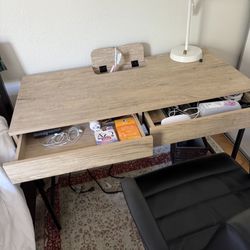 Computer Desk With Beautiful Black Chair