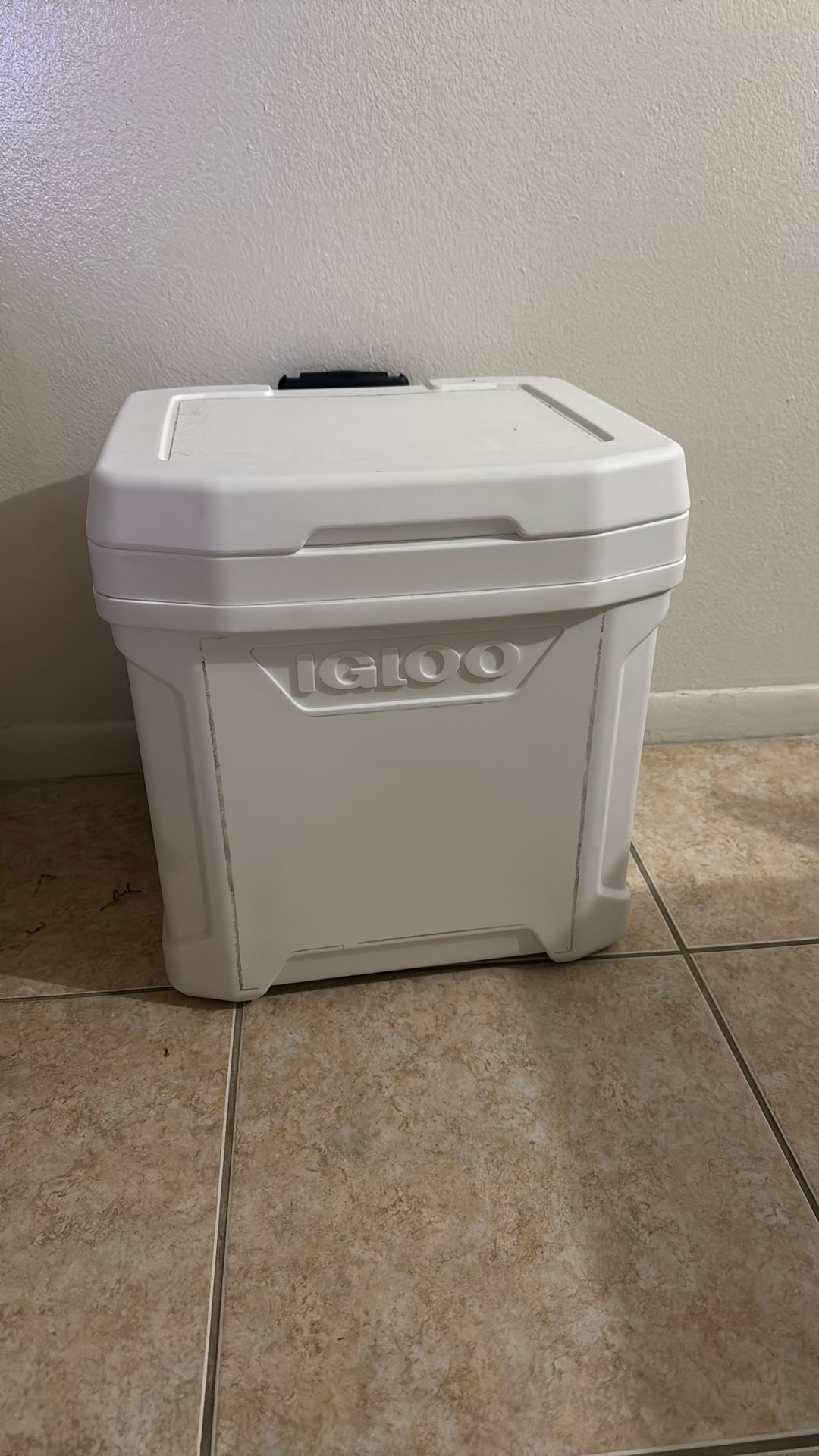IGLOO Roller Cool Box Ice Cooler