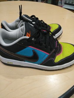 Nike WOMAN'S 8.5 SHOES