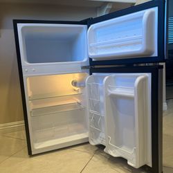 Midea 3.1 cubic foot Compact Refrigerator and Freezer