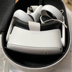 white meta quest 2 + carrying case