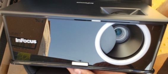 PROFESSIONAL SCREEN PROJECTOR