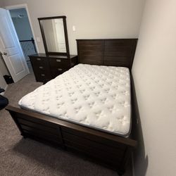 Like New Bedroom Furniture With Mattress 