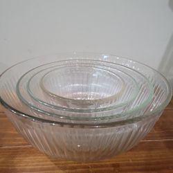 Nesting Pyrex Bowls