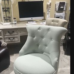 Desk Chair That Adjusts Up And Down In Excellent Condition $100