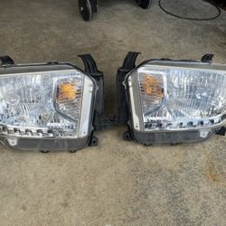 2016 Toyota Tundra Headlights