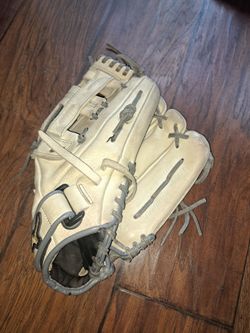 Mizuno 13in. Softball glove